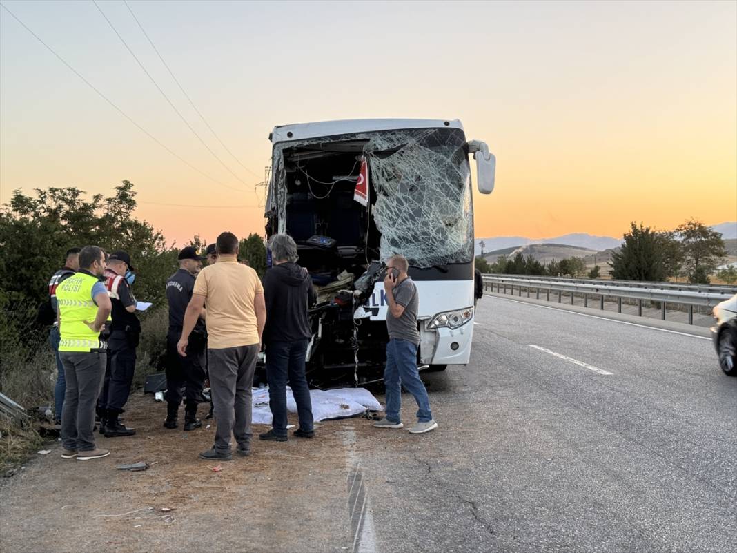 Yolcu otobüsü, yem yüklü kamyona çarptı! Ölü ve yaralılar var 8